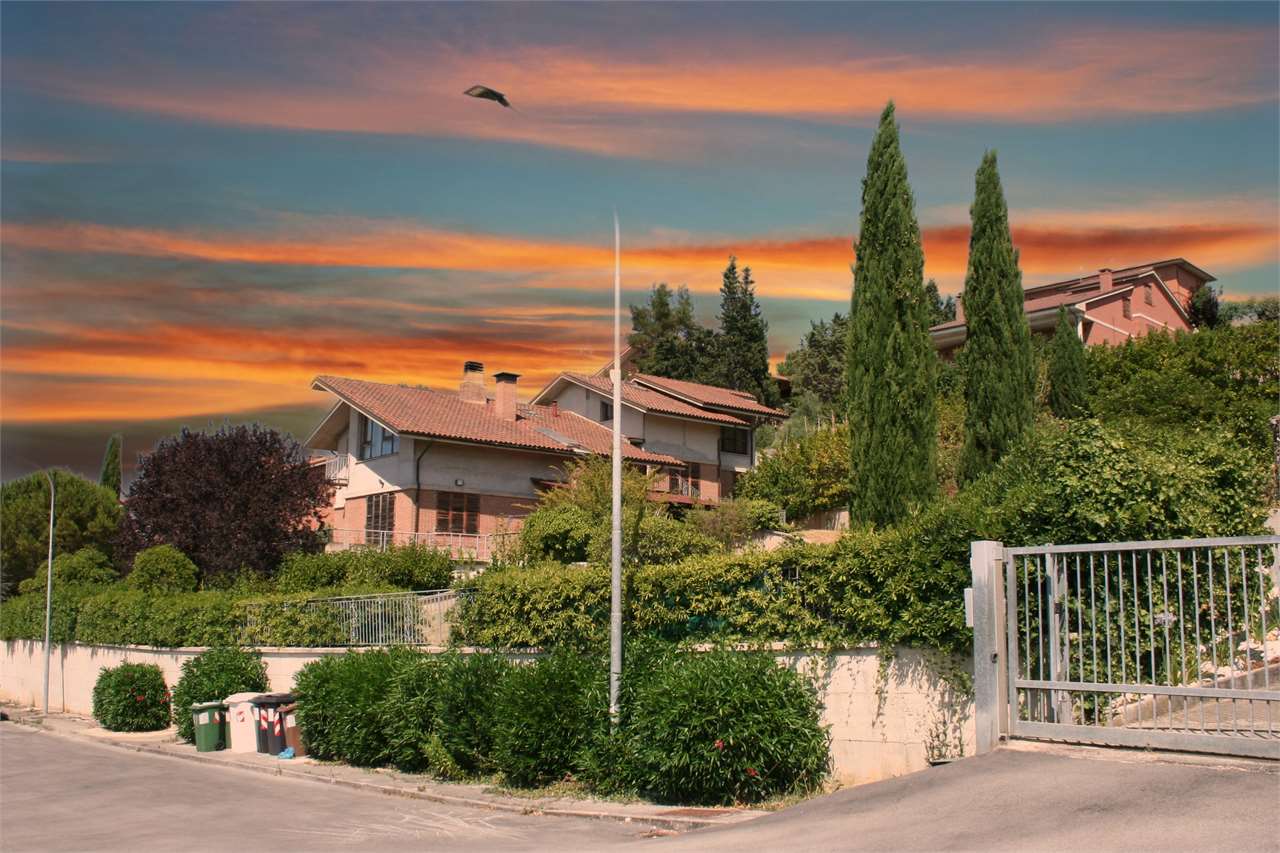 CAMERATA PICENA VILLA SINGOLA CON 2 APPARTAMENTI